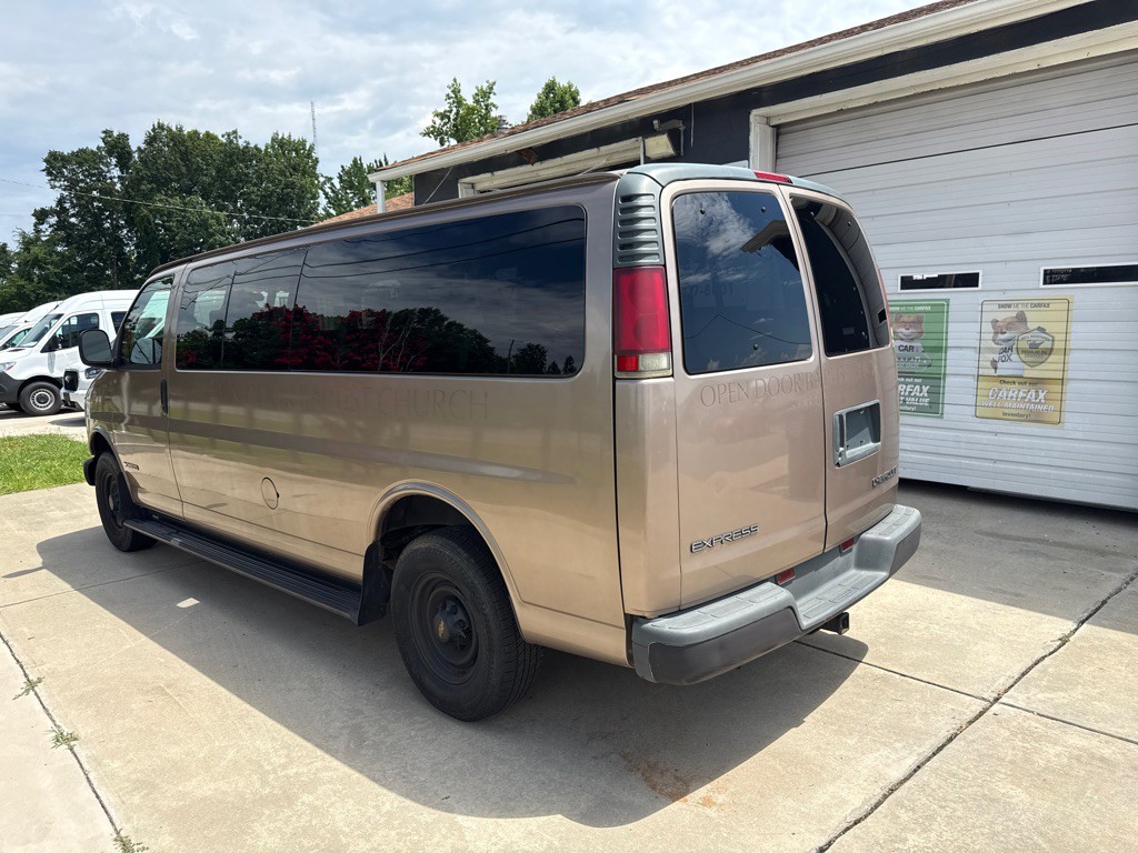 2001 Chevrolet Express Image 2