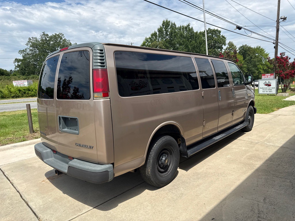 2001 Chevrolet Express Image 3