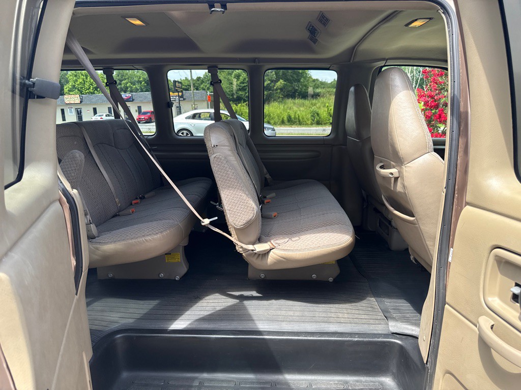 2001 Chevrolet Express Image 8