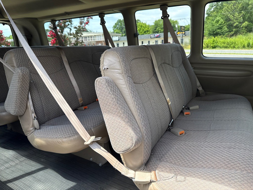 2001 Chevrolet Express Image 9
