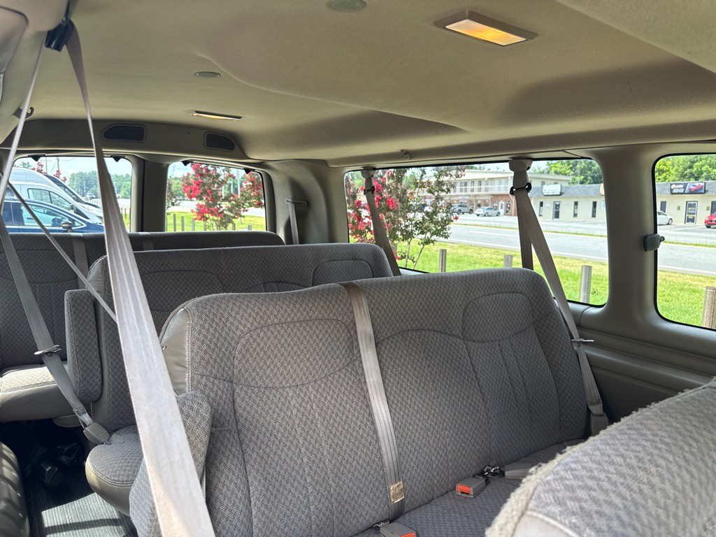 2001 Chevrolet Express Image 10