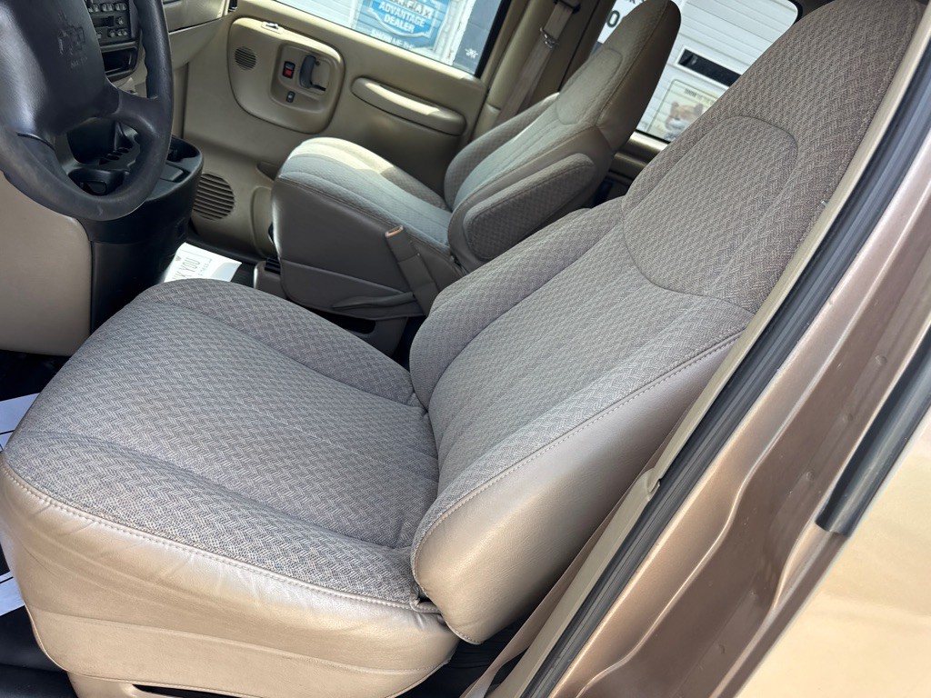 2001 Chevrolet Express Image 13
