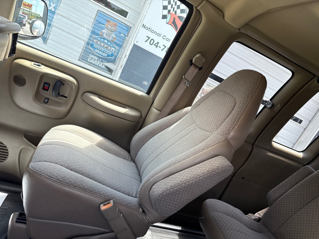 2001 Chevrolet Express Image 14