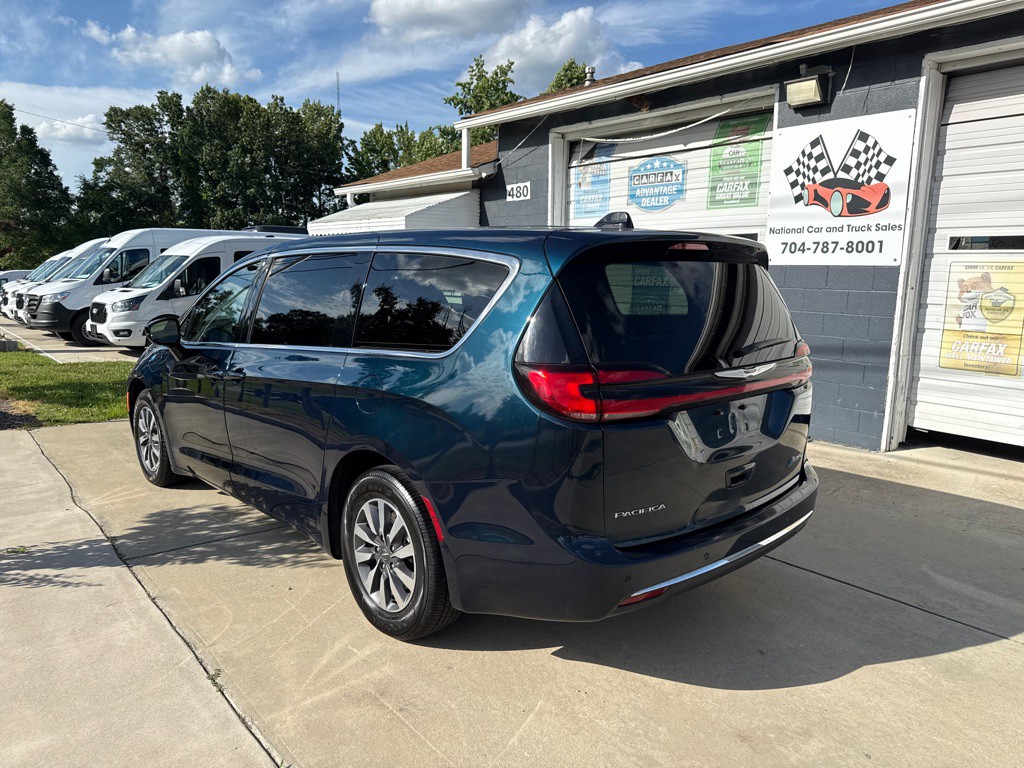 2024 Chrysler Pacifica Image 2