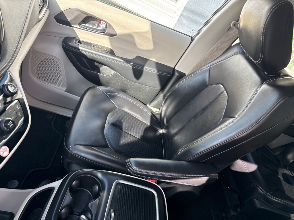 2024 Chrysler Pacifica Image 8