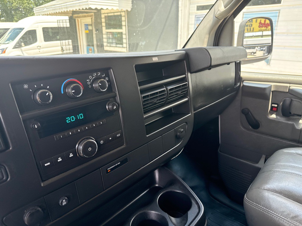2013 Chevrolet Express Image 17