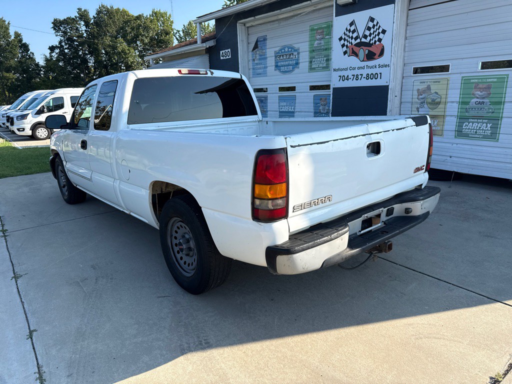 2007 GMC Sierra Image 2