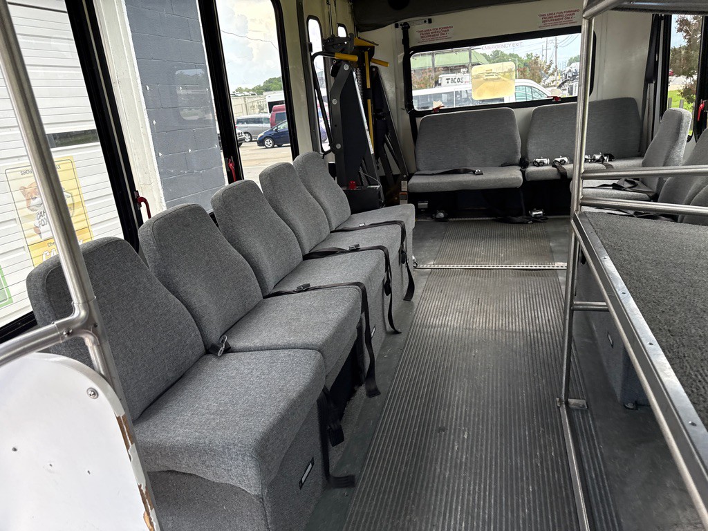 2016 Chevrolet Express Image 6