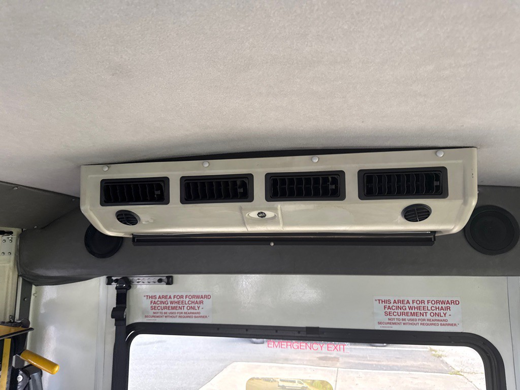 2016 Chevrolet Express Image 9