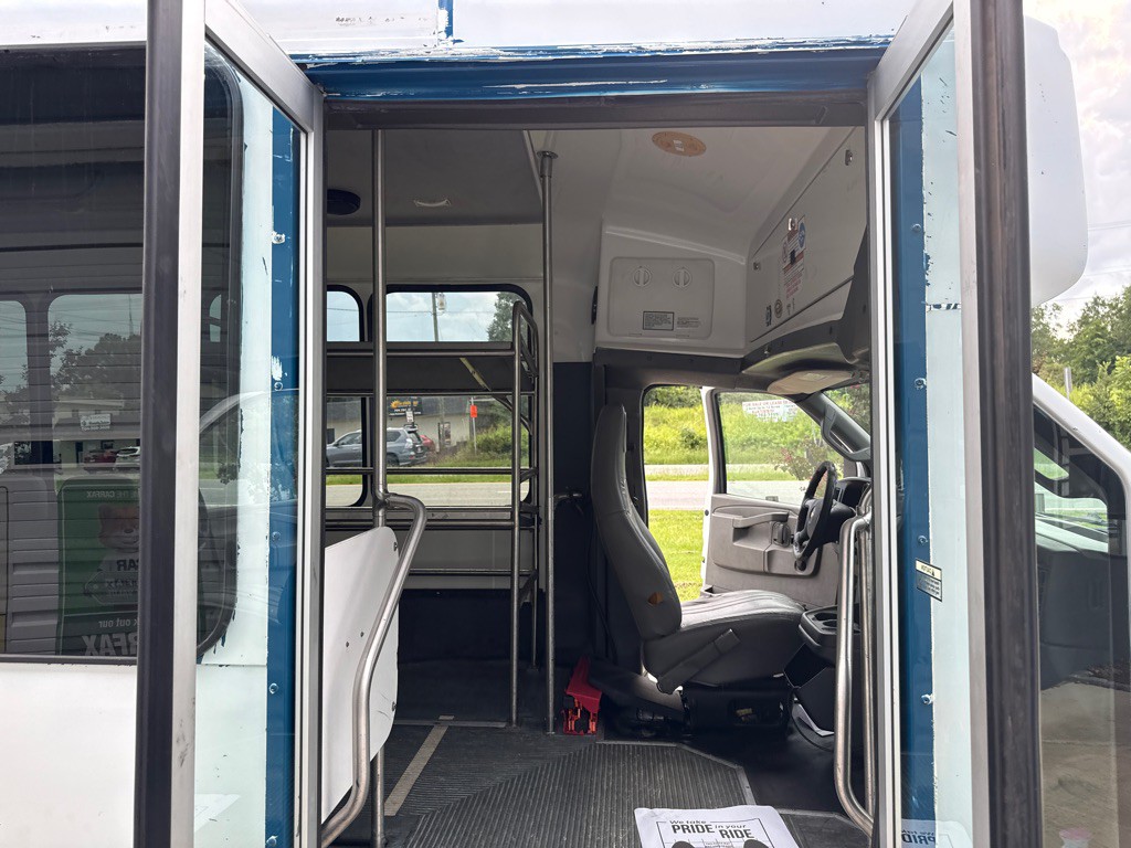2016 Chevrolet Express Image 11