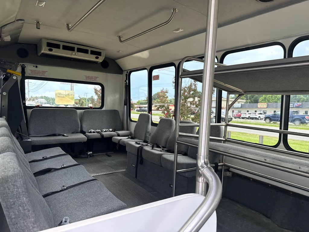 2016 Chevrolet Express Image 12