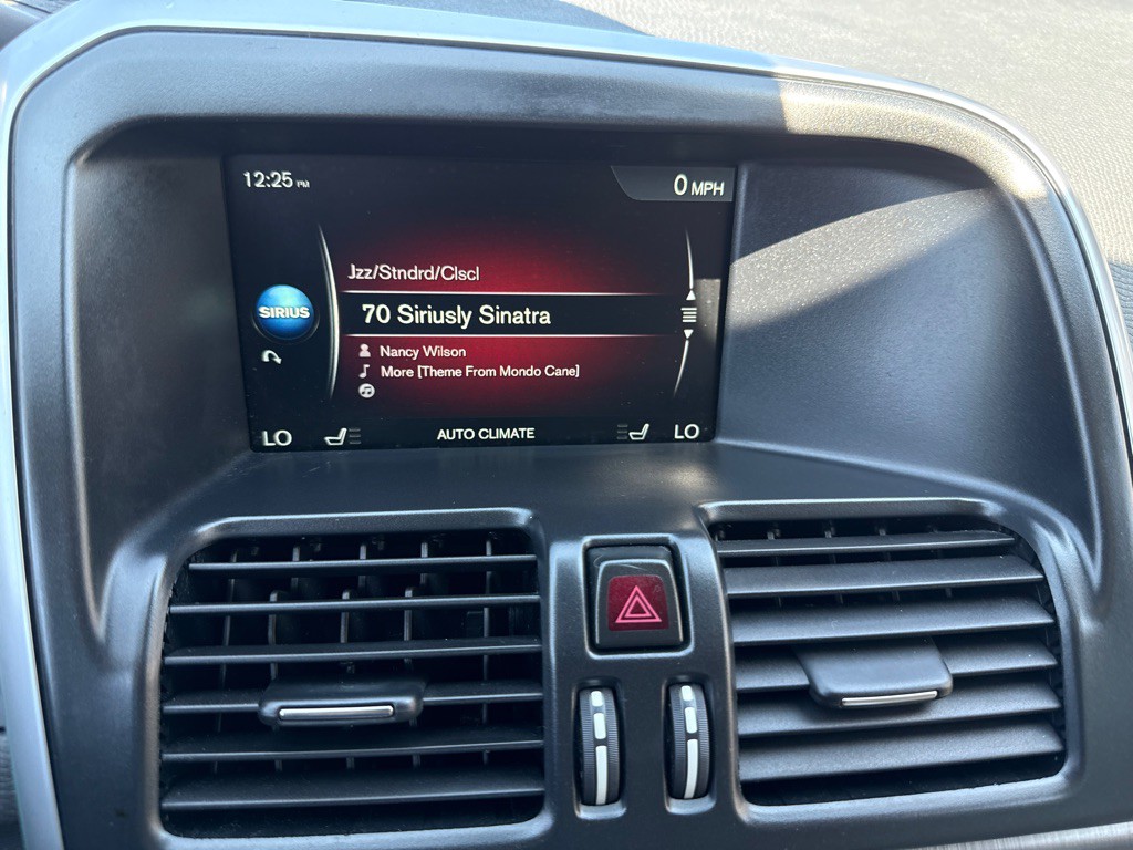2016 Volvo XC60 Image 12