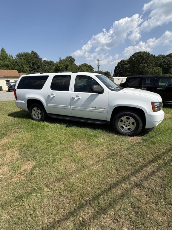 2013 Chevrolet Suburban Image 2