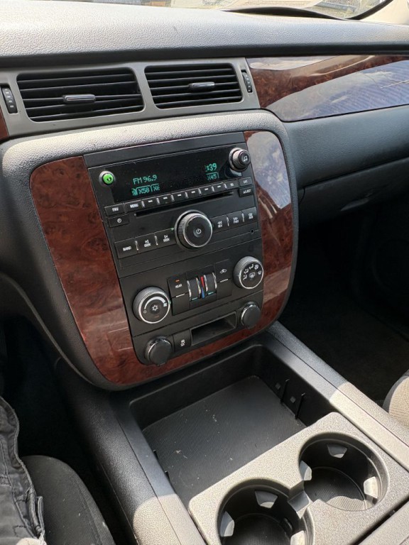 2013 Chevrolet Suburban Image 6