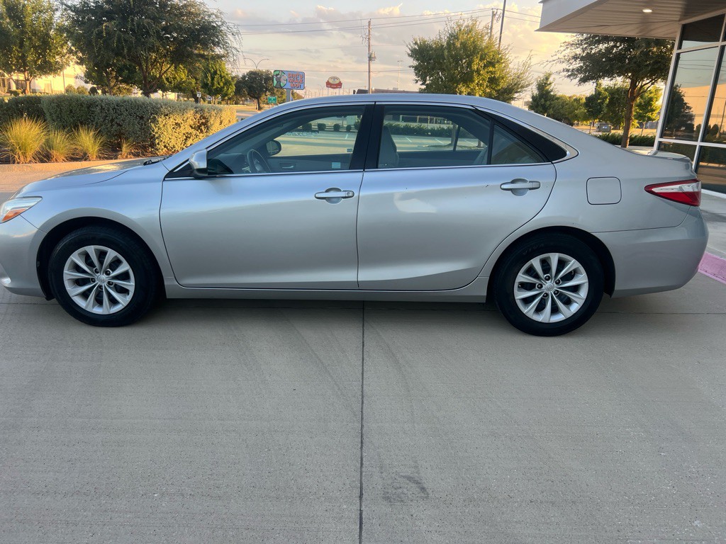 2017 Toyota Camry Image 8