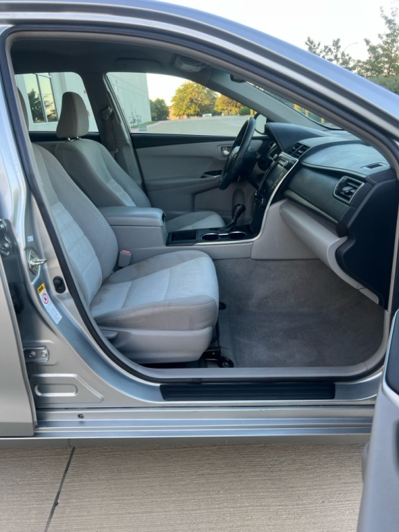 2017 Toyota Camry Image 12
