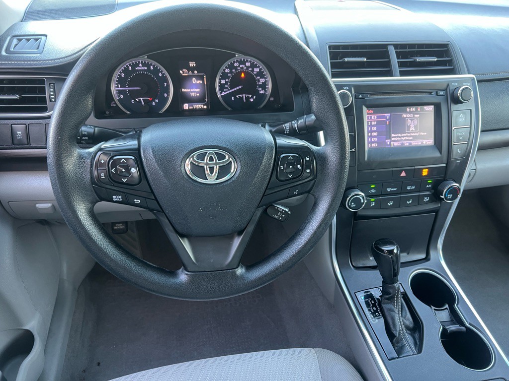 2017 Toyota Camry Image 18