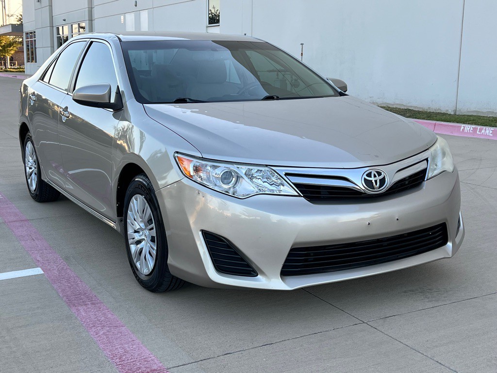 2014 Toyota Camry Image 2