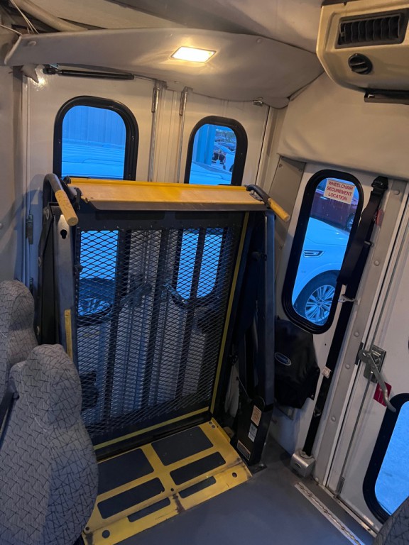 2006 Ford Econoline Image 12