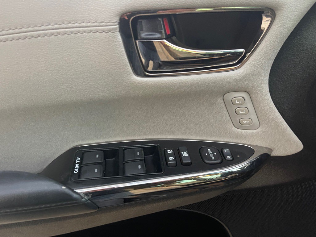 2017 Toyota Avalon Image 18