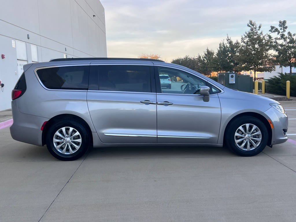 2017 Chrysler Pacifica Image 4