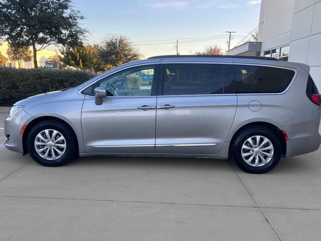 2017 Chrysler Pacifica Image 8