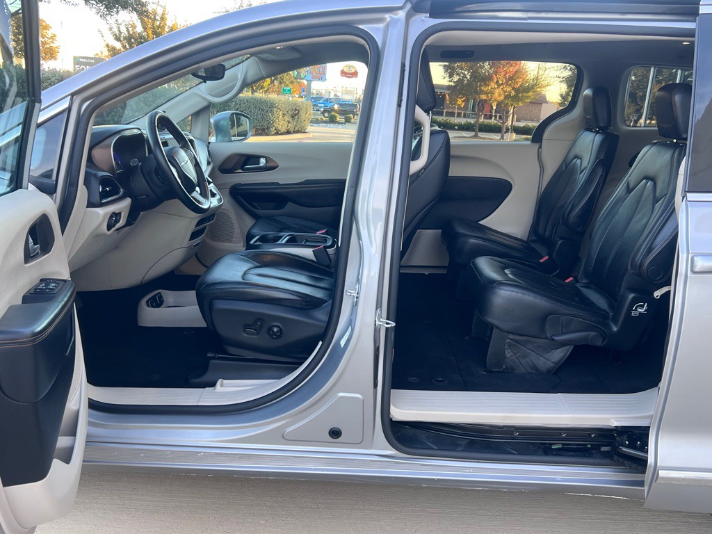 2017 Chrysler Pacifica Image 11