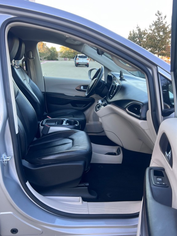 2017 Chrysler Pacifica Image 12