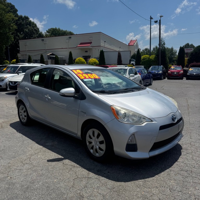 2014 Toyota Prius Image 2