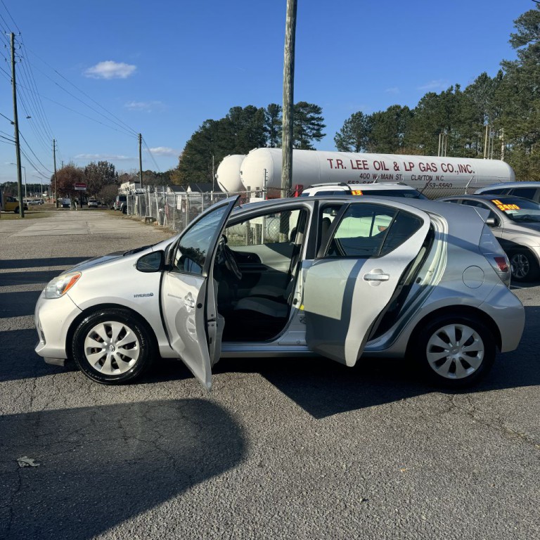 2014 Toyota Prius Image 16