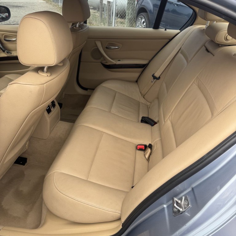 2011 BMW 3 Series Image 9
