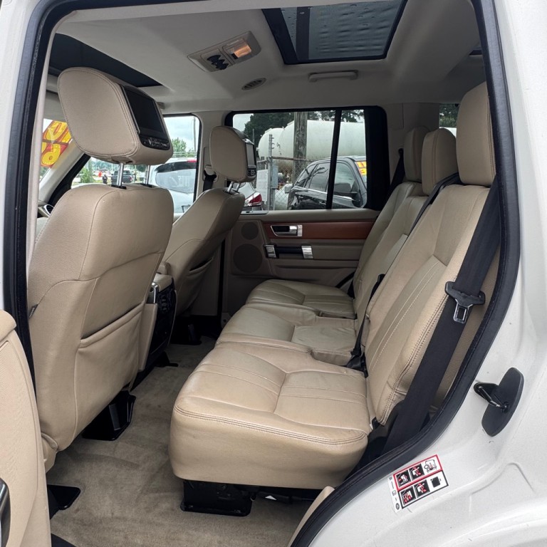 2010 Land Rover LR4 Image 9