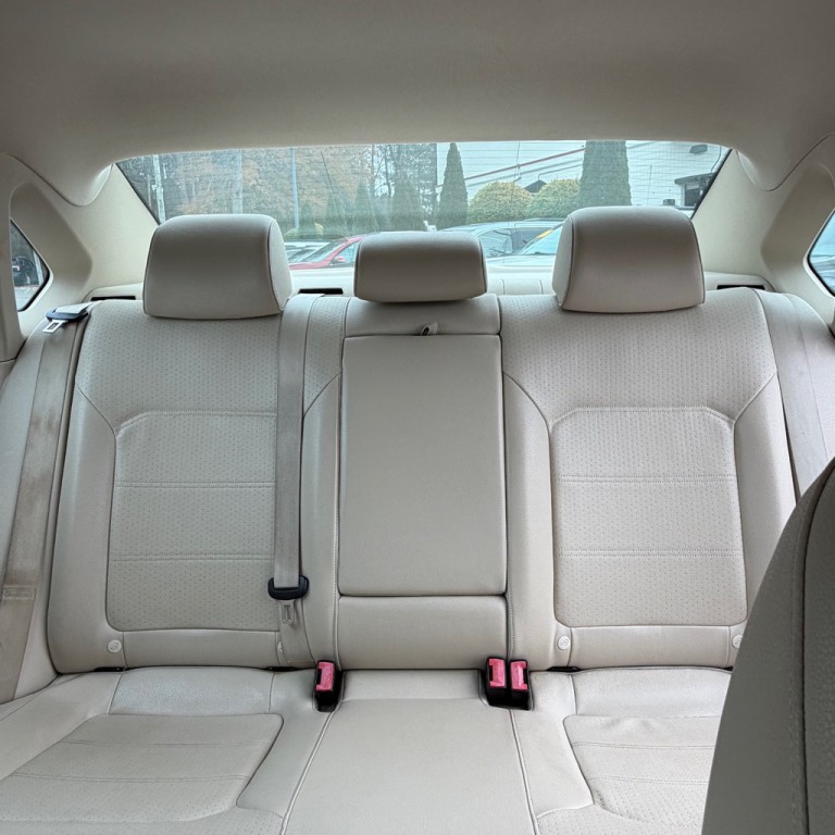 2013 Volkswagen Passat Image 11