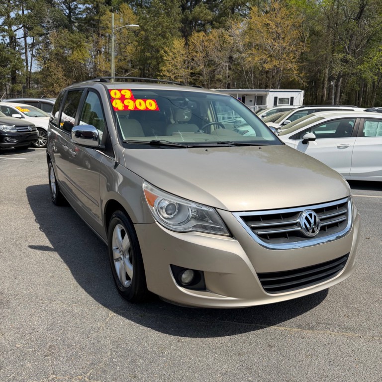 2009 Volkswagen Routan Image 1