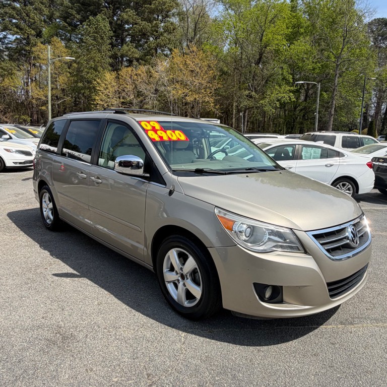 2009 Volkswagen Routan Image 2