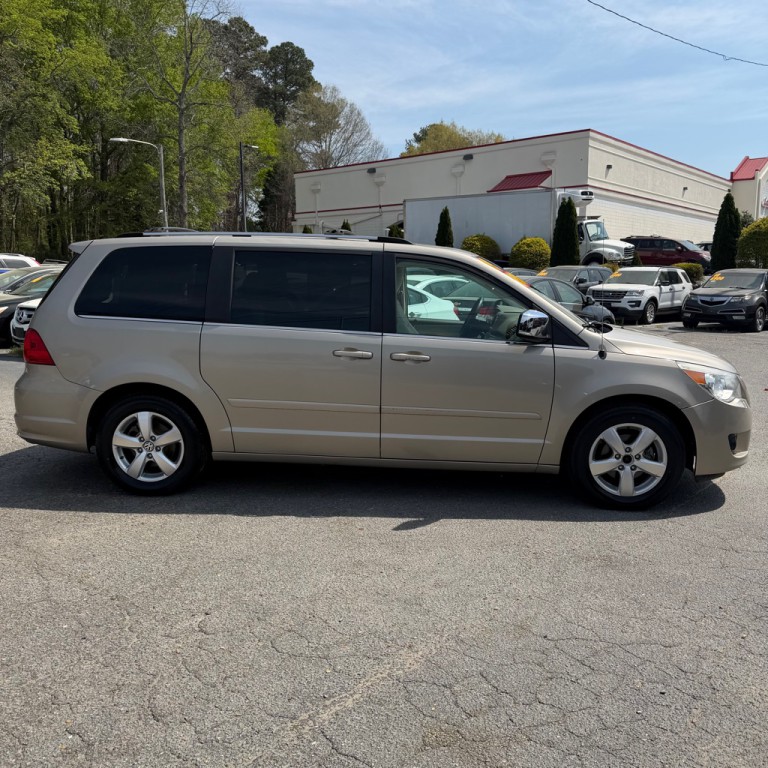 2009 Volkswagen Routan Image 4