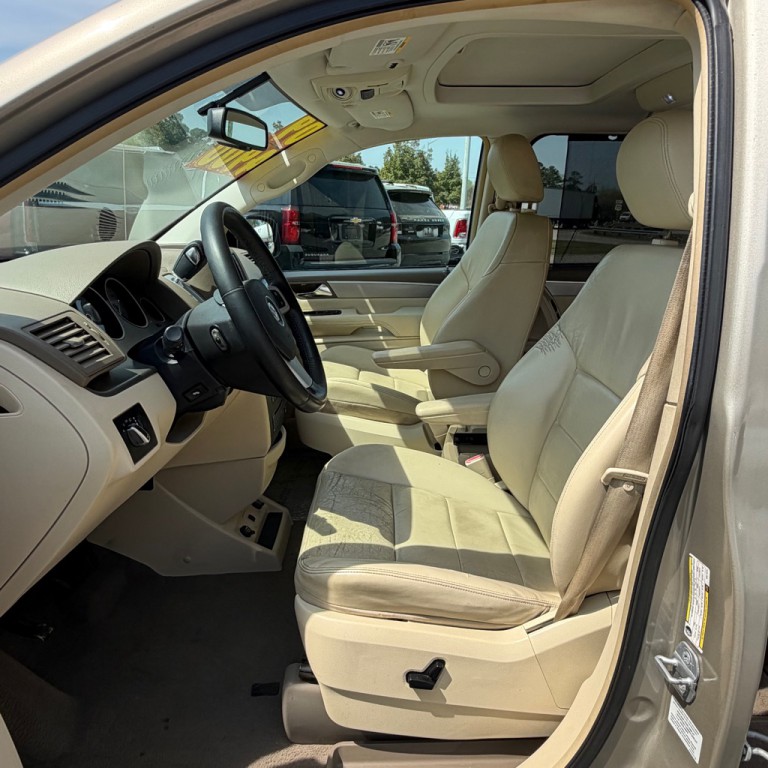 2009 Volkswagen Routan Image 6