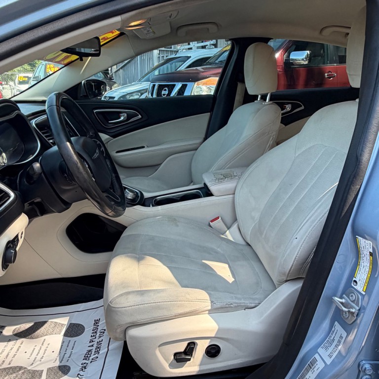 2015 Chrysler 200 Image 6