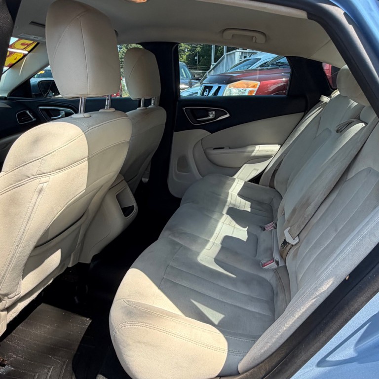 2015 Chrysler 200 Image 10