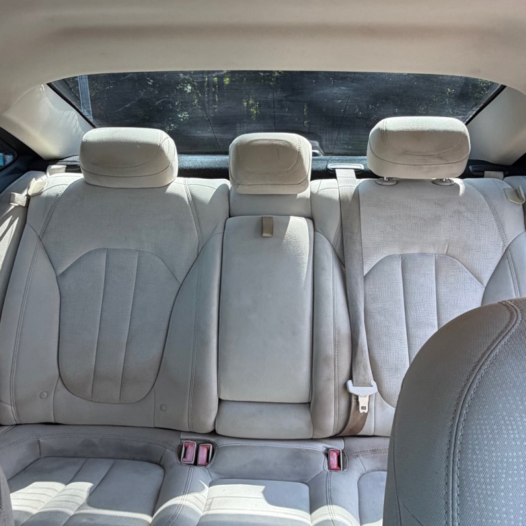 2015 Chrysler 200 Image 11
