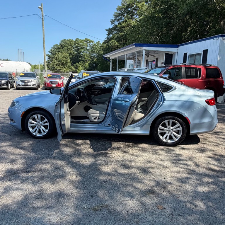 2015 Chrysler 200 Image 16
