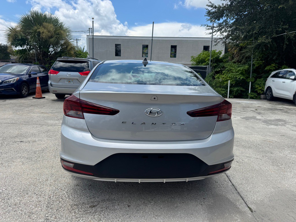 2020 Hyundai Elantra Image 3