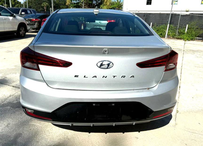 2020 Hyundai Elantra Image 3