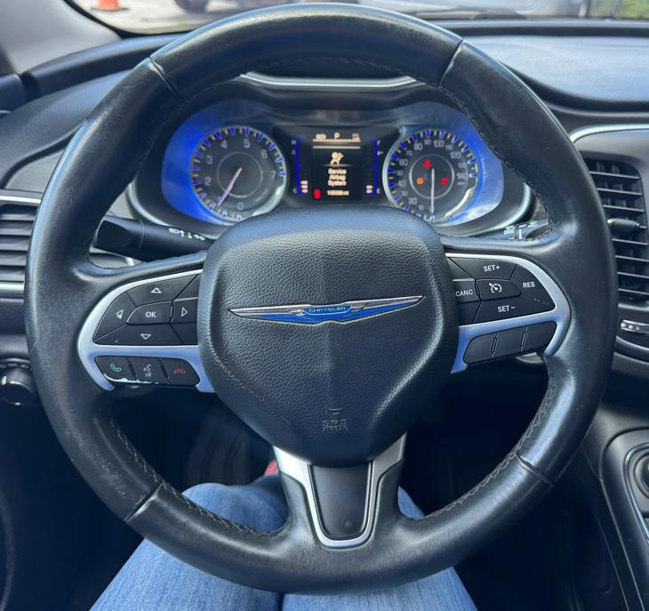 2015 Chrysler 200 Image 6