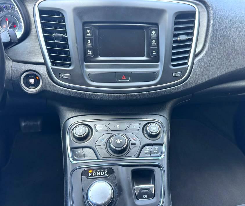 2015 Chrysler 200 Image 8