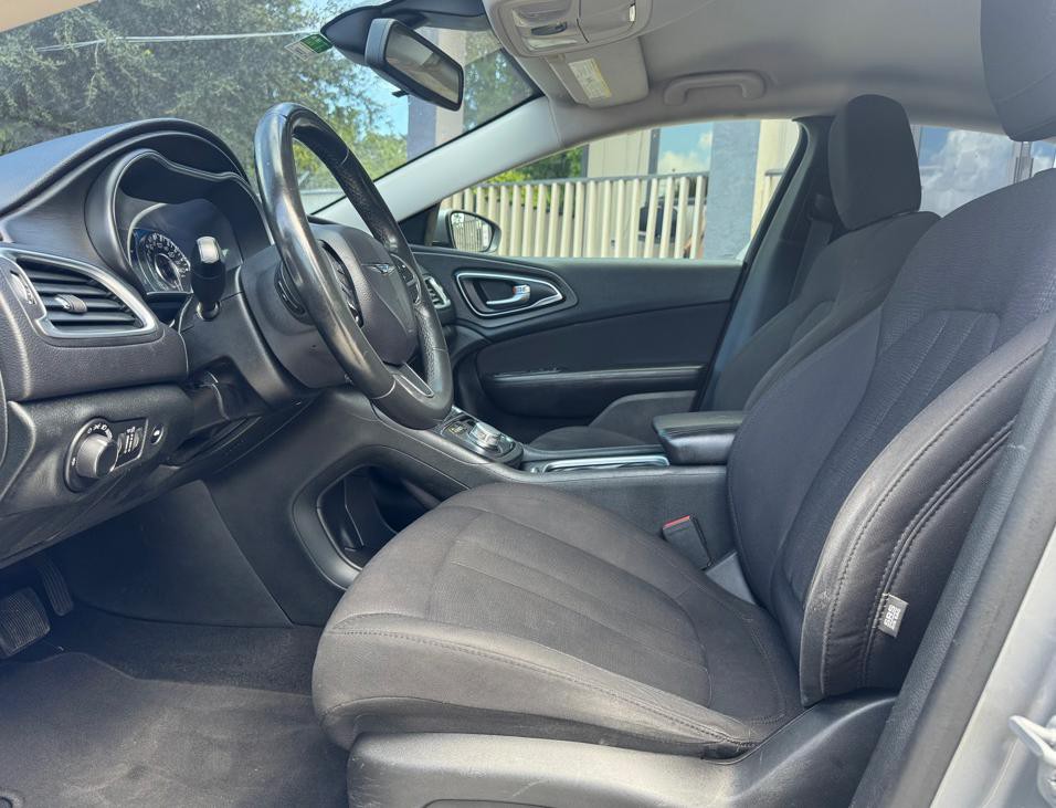 2015 Chrysler 200 Image 9