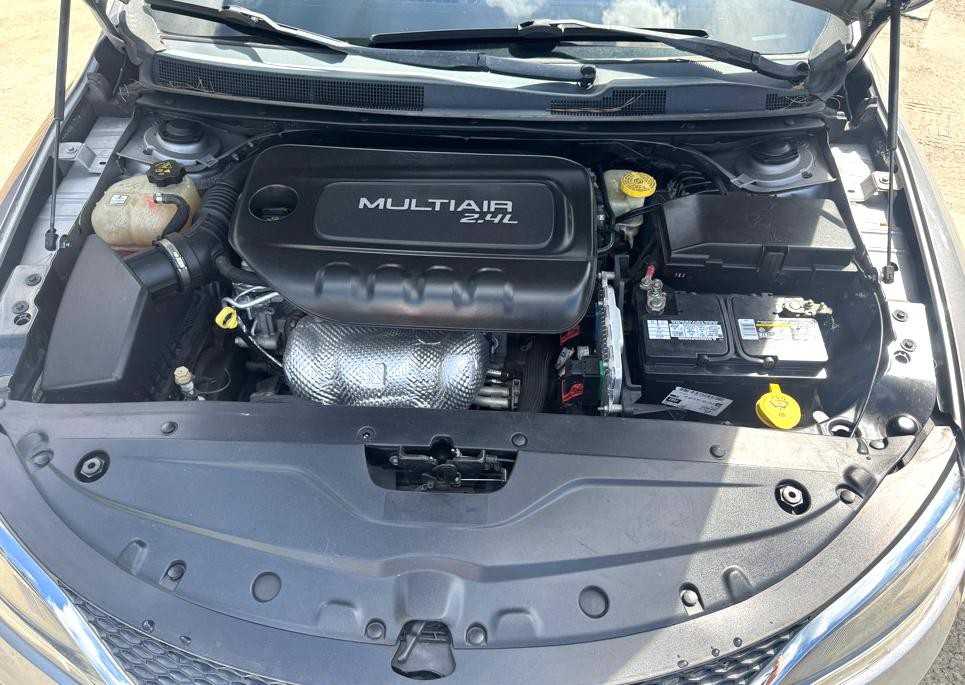 2015 Chrysler 200 Image 14