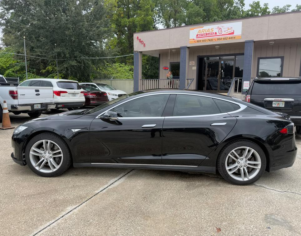 2014 Tesla Model S Image 2