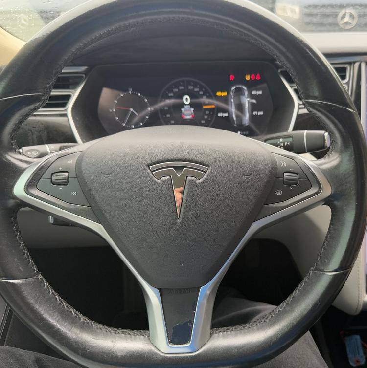 2014 Tesla Model S Image 8