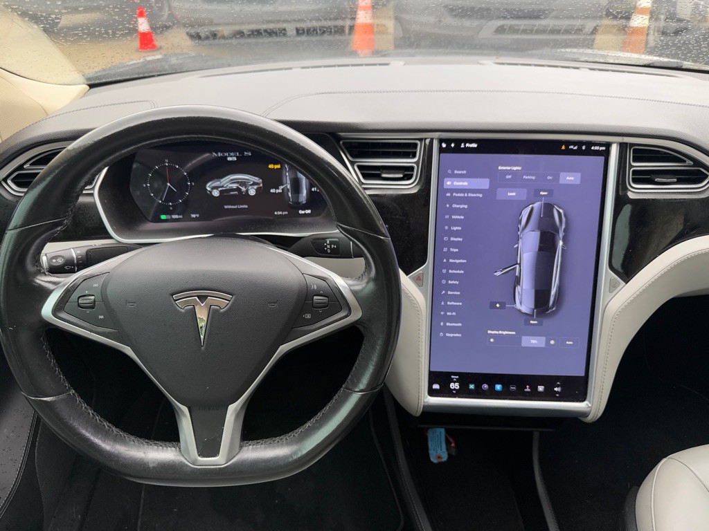 2014 Tesla Model S Image 11